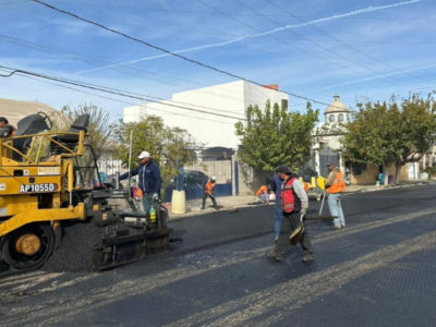 Refuerza Cruz Pérez plan de bacheo en la calle Marte de la Col. Satélite