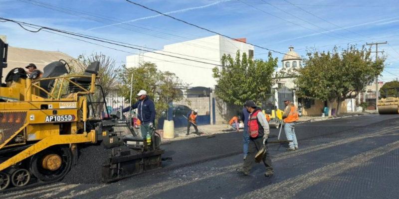 Refuerza Cruz Pérez plan de bacheo en la calle Marte de la Col. Satélite