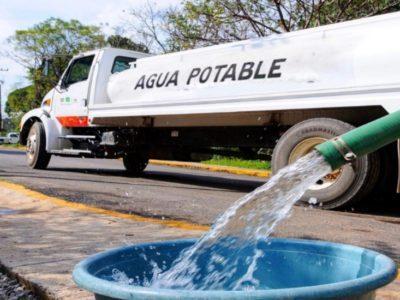 ¡Agüita pa’l calor! Cruz Pérez lleva agua a Los Kilómetros