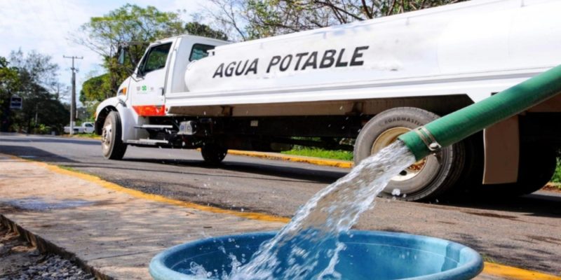 ¡Agüita pa’l calor! Cruz Pérez lleva agua a Los Kilómetros